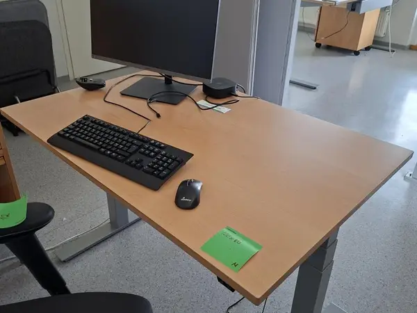 Pieni sähköpöytä valaisimella