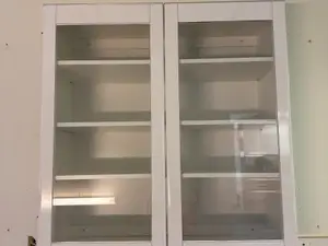 Kaappi ikkunallisilla ovilla (nro 28) tila D1 Patologia 213