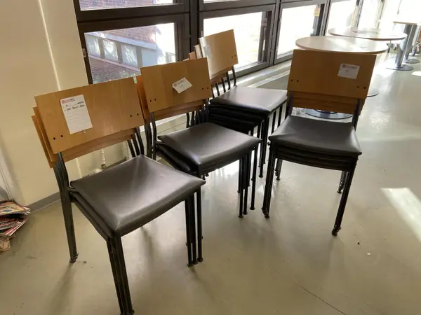 ISKU TUOLIT 15 kpl (nro 19) tila E2 Aula Odotus