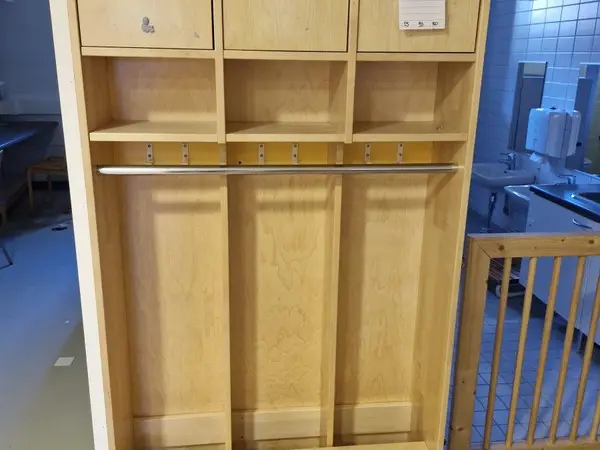 Lasten vaatenaulakko (nro 46) tila 1. Aula 1