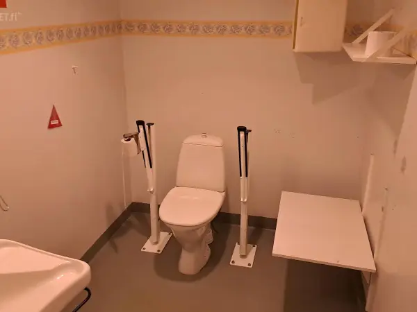 Esteetön/ liikuntarajoitteisille varustettu wc-tilan kalustus INW1