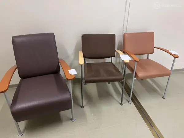 ISKU Nojatuoli + 2kpl ISKU Tuolit (nro 137) tila E2 Kipupoliklinikka 146K