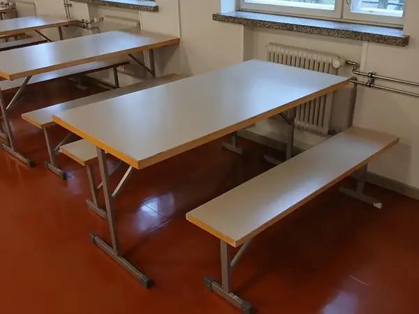 Ruokasalin pöydät 20 kpl ja penkit 40 kpl