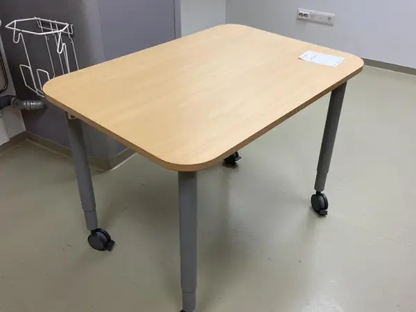 Pöytä pyörillä (nro 34) tila E2 Kuulokeskus 121