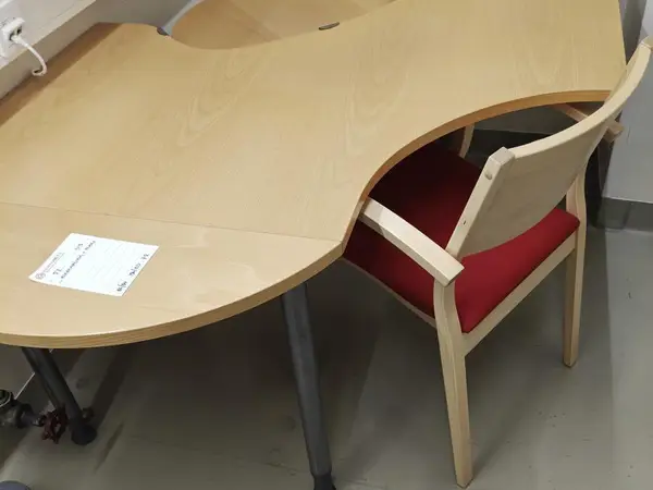 Kulmapöytä + tuoli (nro 52) tila DP 019