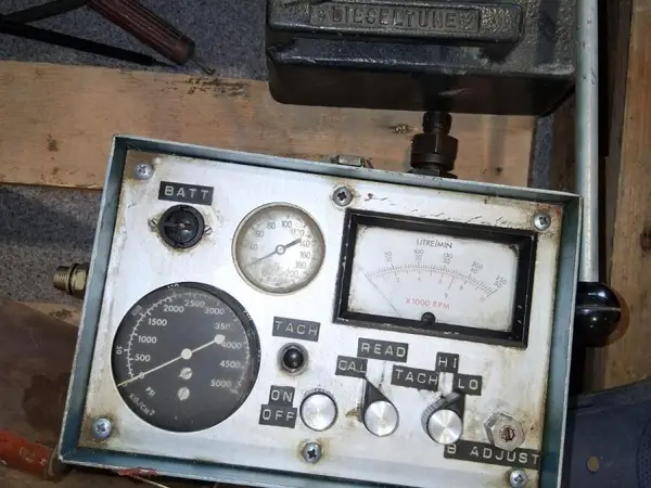 Kuvan mukainen Hydrauliikan virtaustesteri/mittari ehkä??