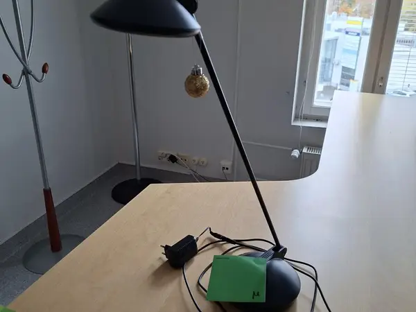 Musta pöytävalaisin