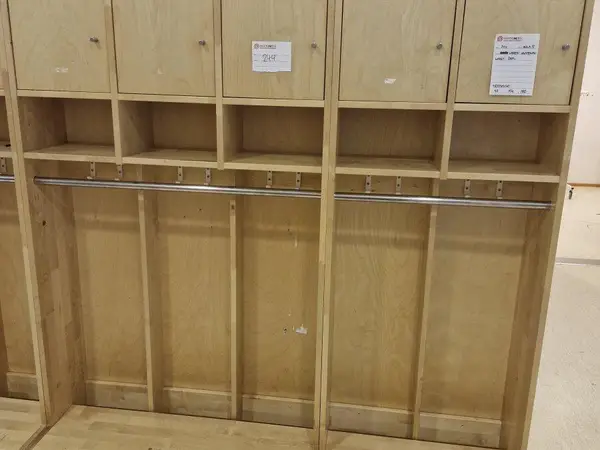 Lasten vaatenaulakot 2 kpl (nro 244) tila 1. Aula 5