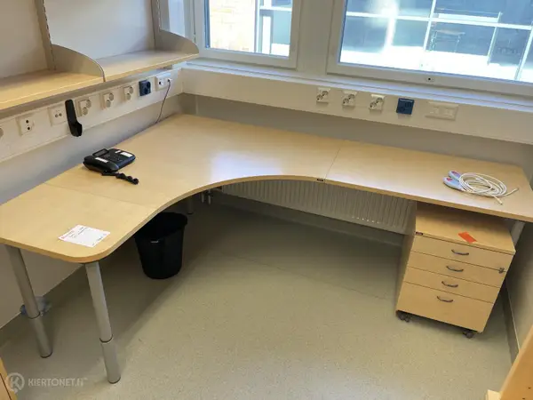 Isku kulmapöytä (nro 324) tila E2 ortopedia 045