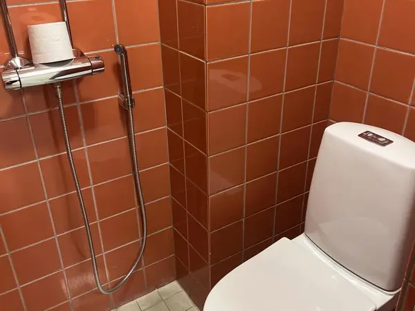 WC-kalusteet 2kpl (nro 34) tila E2 Aula 004