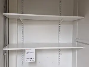 Hyllyt kiskoilla 2 kpl (nro 64) tila 1. Huone 8