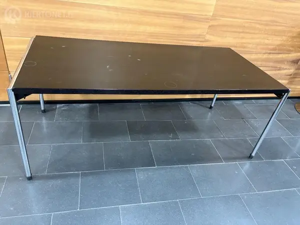Musta pöytä #2