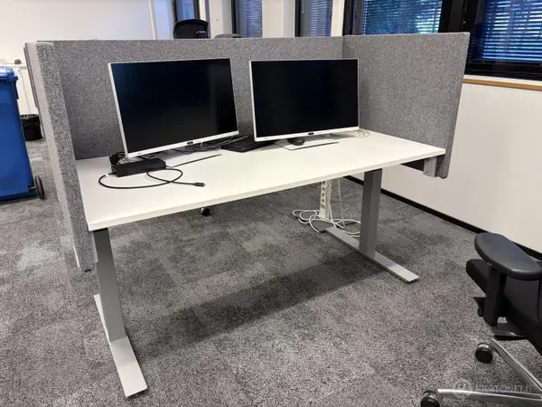 160 cm leveä sähköpöytä