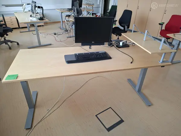 Sähköpöytä telineellä