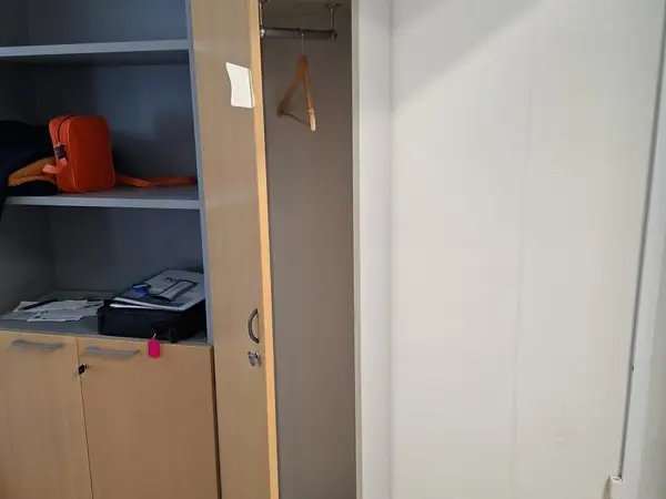Kapea Isku vaatekaappi