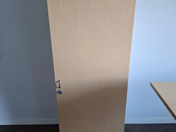 Lukittava Isku vaatekaappi