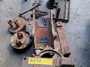 Sekalainen erä rautapyörät, tunkki, kaivinkoneen kiinnike/adapteri jne . nro KH42
