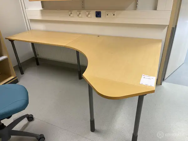 Isku kulmapöytä (nro 212) tila E2 ortopedia 036