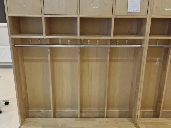 Lasten vaatenaulakko (nro 246) tila 1. Aula 5
