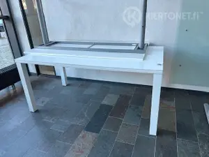 Valkoinen ruokapöytä