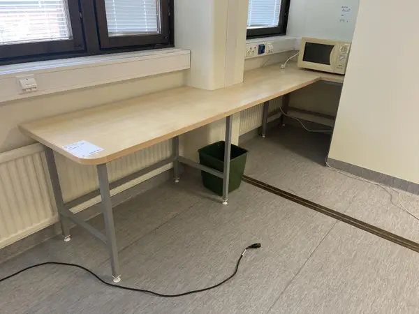 Työpöytä (nro 105) tila F1 Fysiologia 016