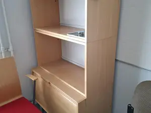 Kirjahylly rulokaapilla