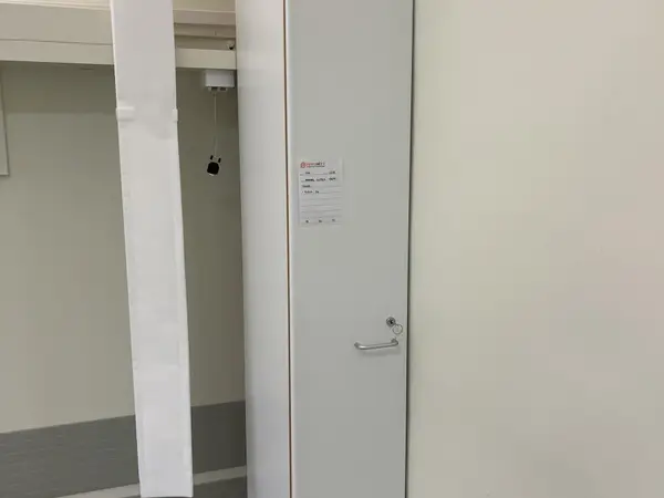 Kapea vaatekaappi (nro 334) tila D1 vuodeosasto 152B