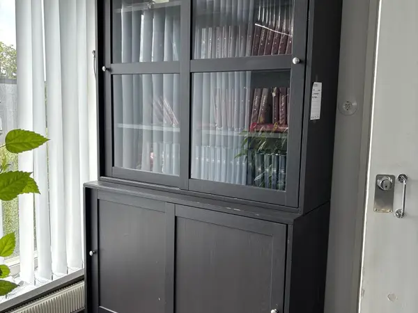 Lasiovikaappi Ikea Havsta (nro 50) tila 1 krs. Sali