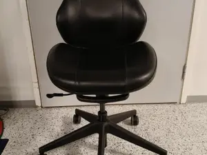 Isku Työtuoli Musta (nro 77) tila S2 Aula