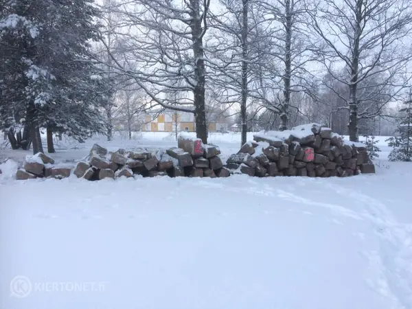 Graniittiset sokkelikivet ja "tyynykivet"