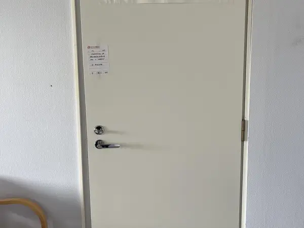 Osastoiva ja äänieristävä ovi + karmit (nro 12) tila 1 krs. 105