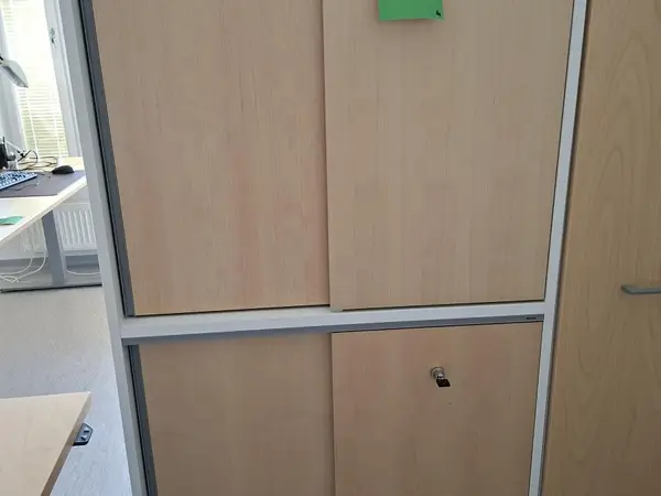 Lukittava Martela liukuovikaappi