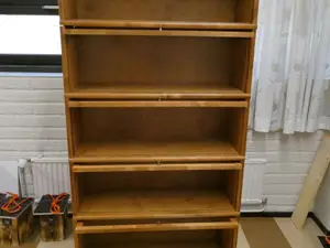 Boknäs lasiovellinen vitriinihyllykkö alasokkelilla
