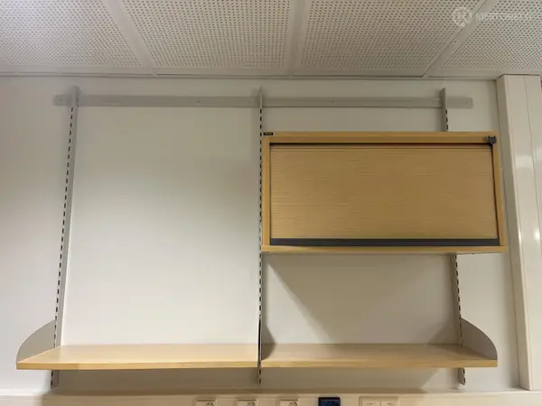 ISKU rullokaappi + hyllyt kiskoilla 2kpl (nro 211) tila E2 ortopedia 036