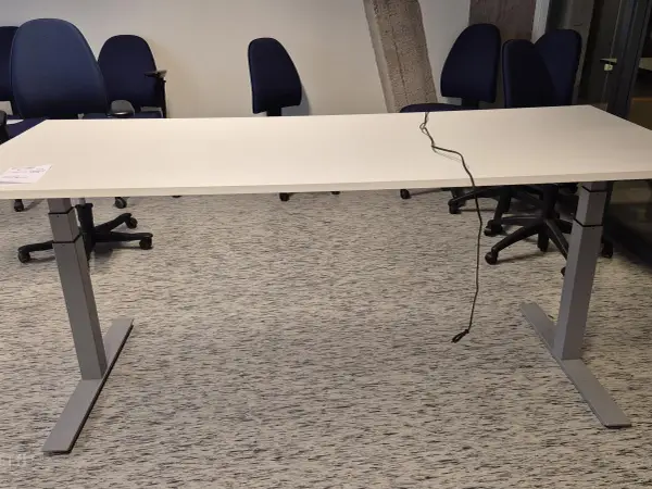 Valkoinen sähkötyöpöytä (nro 8) tila 5 Aula