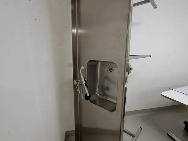 Tiskipöytä kipsinerottimella