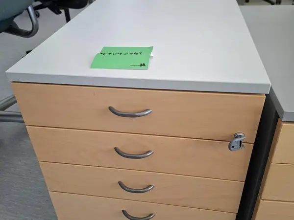 Lukittava Isku lipasto