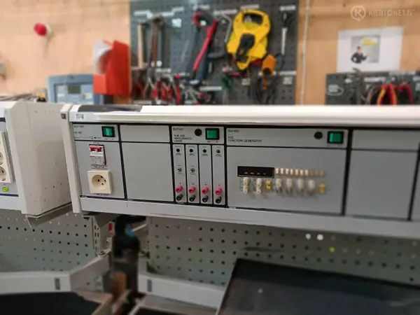 Teklab sähkölaboratoriopöytä (nro 1)