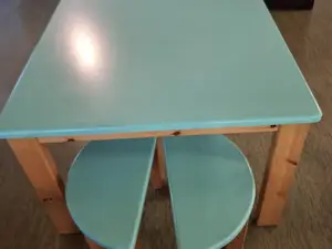 Lasten pöytä ja 2 tuolia