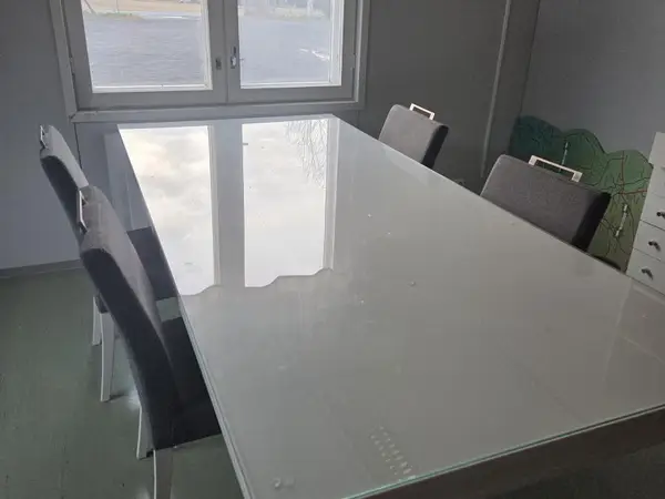 Pöytä ja tuolit