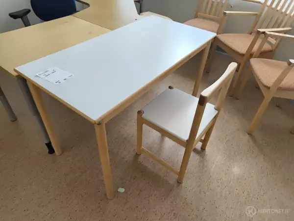 Pöytä ja tuoli (nro 148) tila 1. Huone 18
