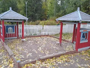 Hiekkalaatikko leikkikatoksilla