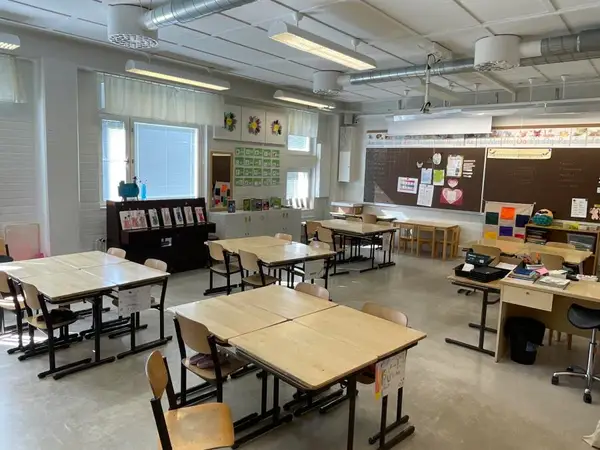 Koulupöydät ja tuolit 21 kpl (nro 96) tila K3 7
