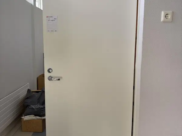 Ovi + karmit (nro 17) tila 1 krs. 106B