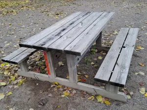 Puutarhapöytä ja penkit
