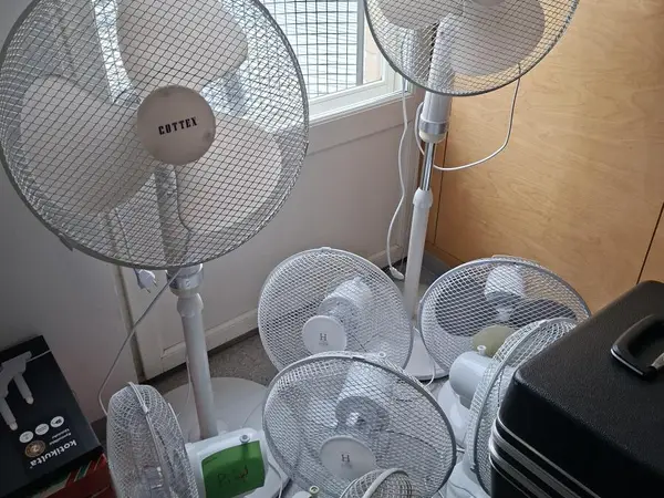 Lattia- ja pöytätuulettimia