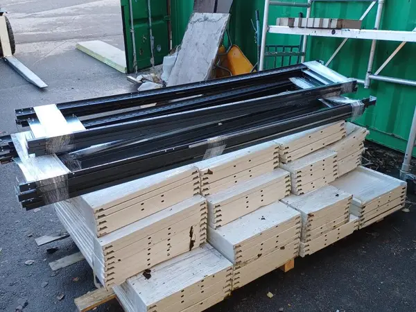 Iso erä metallihyllyjä.