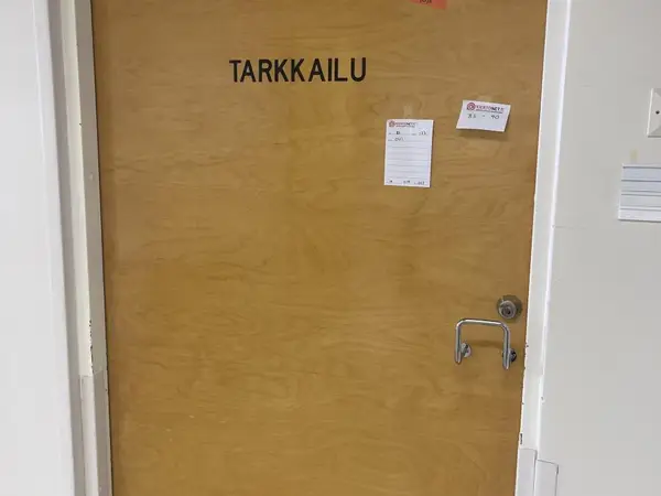 Ovi (nro 83) tila E2 Kuulokeskus 123