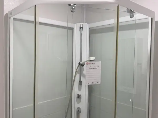 Suihkukaappi (nro 2) tila D1 synnytyssalit 106