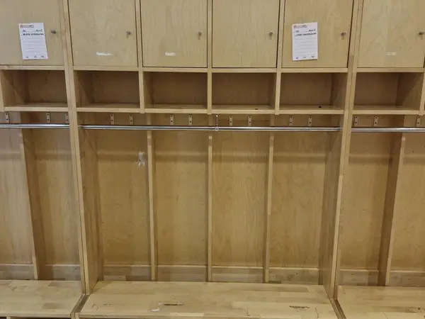 Lasten vaatenaulakko (nro 245) tila 1. Aula 5